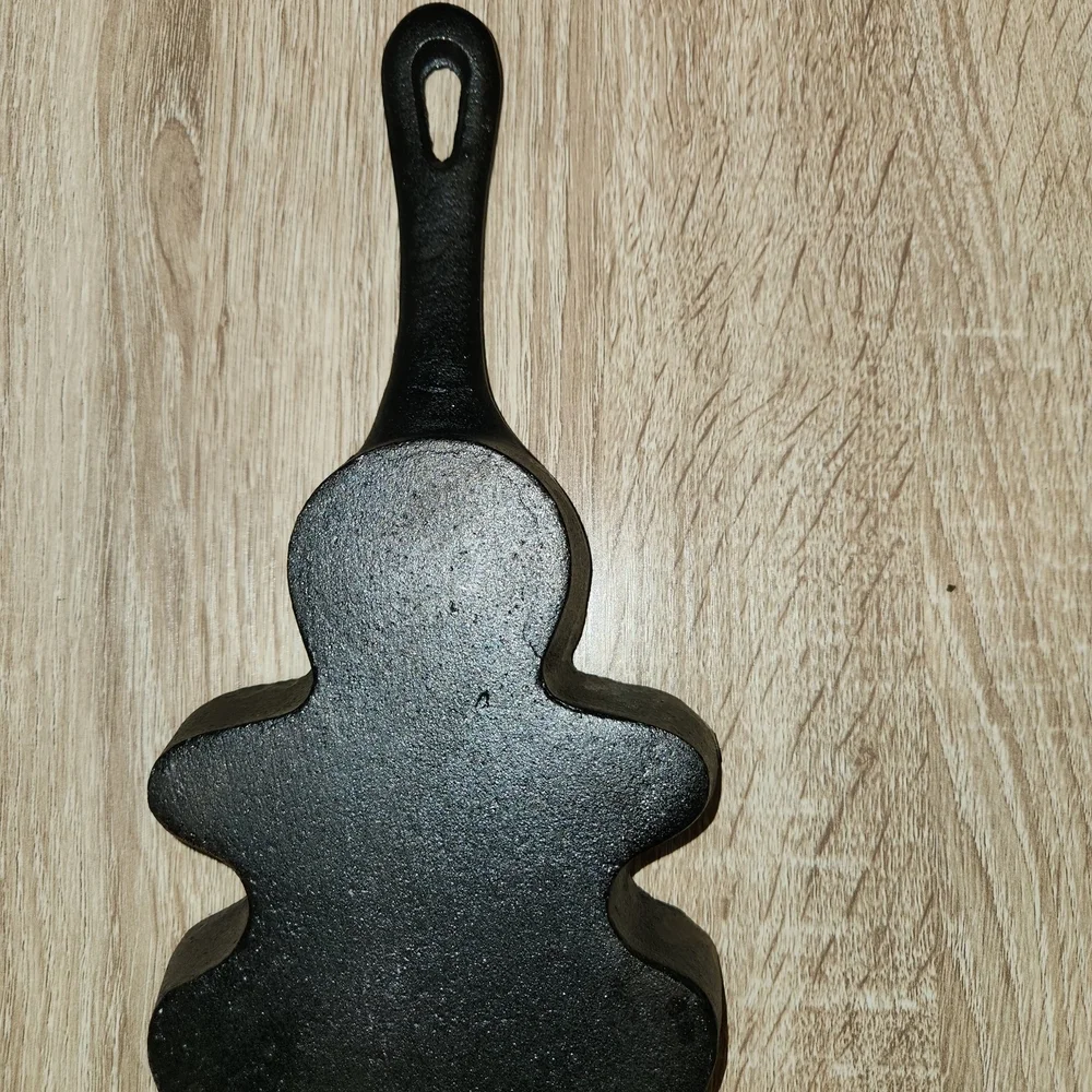Black Cast Iron Gingerbread Man Skillet - Picture 2 of 2